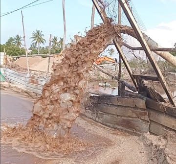 Ket: Salah satu tambang pasir ilegal di Teluk Bakau