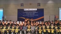 Siap Terjun di Dunia Kerja, Polindra Wisuda 425 Mahasiswa dari 6 Prodi

425 Wisudawan Polindra Siap Terjun di Dunia Kerja 

Mata-peristiwa.id


Politeknik negeri Indramayu (Polindra) Gelar Acara  Sidang Senat Terbuka Wisuda XIV Tahun 2024 pada hari Sabtu Tanggal 12 Oktober 2024 Bertempat di Swissbell hotel Cirebon Lantai 6

425 Mahasiswa dan mahasiswi di Wisuda dari 6 Program Setudi (Prodi) atau Jurusan,Hadir dalam Kegiatan Wisuda XIV Polindra diantaranya
Bapak Casiman Sukardi Direktur Politeknik negeri Indramayu Polindra Priode 2009-2022, Direktur Politeknik negeri Manufakturing Bandung,Bpk Mohammad Nurdin,S.T., M.AB Sekaligus Ketua forum Direktur Politeknik Negeri Seluruh Indonesia, Direktur Politeknik negeri Bandung, Marwansyah, S.E., M.Si., Ph.D, Direktur Politeknik negeri Subang, BPK Oyok Yudianto, S.T.,M.T., Para Pendiri Polindra, Ketua dan Anggota Senat Politeknik negeri Negeri Indramayu, Direktur Politeknik negeri Indramayu Rofan Aziz S.T.,M.T., dan para Orang Tua /Wali/Keluwarga Wisudawan Para Wisudawan Politeknik negeri Indramayu Serta Tamu Undangan yang lainya.

Dalam Sambutan Direktur Politeknik negeri Indramayu Rofan Aziz S.T.,M.T., IPM., mengucapkan Selamat datang dan Terima kasih serta penghargaan kepada Tamu Undangan yang telah hadir pada acara wisuda Polindra tahun Akademik 2023/2024 di Baliroom Swissbell Hotel Kota Cirebon 

Selanjutnya Atas Nama Keluarga Besar Politeknik negeri Indramayu dan Struktural para Dosen seluruh setaf administrasi serta Adik-adik mahasiswa Politeknik negeri Indramayu Mengucapkan Selamat dan Sukses Atas Keberhasilan Para Wisudawan Menyelesaikan Pendidikan dipoliteknik negeri Indramayu Semoga Kemudahan dan Kesuksesan selalu Menyertai Wisudawan Semua

Pada Wisuda tahun Akademik 2023/2024 Politeknik negeri Indramayu meluluskan mahasiswa dan mewisuda Lulusan sebanyak 425 Mahasiswa dari 6 Program Setudi diantaranya 1. D3 Program Setudi Teknik mesin Sebanyak 86 Orang. 2. D3 Program Setudi Teknik Informatika 80 Orang, 3. D3 Program Setudi Teknik Pendingin Tata Udara sebanyak 101 orang, 4. Program Setudi Keperawatan Sebanyak 84 orang, 5. D4 Rekayasa Perangkat Lunak 24 Orang dan yang ke 6, D4 Perancangan Manufaktur 51 Orang. Ucapnya 

Rofan Aziz Menambahkan Alhamdulillah Sejumlah Prestasi telah ditorehkan oleh Mahasiswa Politeknik negeri Indramayu yang hari ini diwisuda antara lain yang bernama Gilman Shofi menjadi juara 2 Perseni Poltek Negeri se-Indonesia Tahun 2022 di Banjarmasin katagori Tenis meja ganda putra, 2. Reyhan Juara 1 Publik Speaking Mahasiswa Keperawatan Prop. Jabar, 3. Dzkri Faza Hauna, Riko Tafarel telah banyak meraih juara pada kompetisi Tingkat Nasional dan Internasional terakhir menjadi Juara 1 Hackthon pada kompetisi Mahasiswa informatika Politeknik Nasional (KMIPN) tahun 2024. 4. Nasikah menjadi juara 3 MTQ Politeknik Nasional katagori Shoutun Farid 5. Hana Faizatul Hajar menjadi juara 3 Ceramah putri katagori madzhar jayyid Selamat dan terimakasih Kalian telah mengharumkan almamater Politeknik negeri Indramayu.

Selanjutnya sebagai upaya memberikan kesempatan belajar di Lingkungan Multikultural pada tahun ini lulusan Politeknik negeri Indramayu berkesempatan melanjutkan pendidikan diluar Negeri antara lain sdr. Alfian Febriansyah, Sdr. Septyansyah Melanjutkan pendidikan di National Chin-Yi University of Technology (NCUT) Taiwan serta mengucapakan Selamat Untuk Deo Ananda Rizky,Dimas Prayogo, dan fatwah Firmansyah Slamet Riyadi sudah berhasil membuat Star-up PT. ACQ Technologi Indonesia 

Pesanya kepada Para Wisudawan Dunia Kedepan Ada ditangan kalian jangan takut untuk bermimpi besar jangan ragu untuk mengambil langkah pertama dan jangan pernah menyerah ketika menghadapi kegagalan setiap kegagalan adalah bagian dari proses menuju kesuksesan teruslah berjuang dan teruslah berkembang untuk menikmati perjalananya. Ungkapnya 

Sedangkan Ketua Panitia Kegiatan Wisuda Angkatan XIV Politeknik negeri Indramayu Tahun Akademik 2023/2024 Ade Syarief. S.E., M.Si., Kepada Awak media Menambahkan Alhamdulillah Kegiatan Wisudawan Politeknik negeri Indramayu Angkatan XIV Berjalan Lancar dan sukses bertempat di Baliroom Swissbell Hotel Cirbon Kami Berharap mudah -mudahan Mahasiswa dan Mahasiswi Wisudawan dapat memanfaatkan Ilmunya dengan baik dan Cepet memperoleh pekerjaan Dan Ilmunya bisa bermanfaat untuk masyarakat serta  dapat Sukses diluarlan 

Dan Alhamdulillah Wisudawan Politeknik negeri Indramayu tahun Akademik 2023/2024 Ada Peningkatan Sebanyak 50 Orang dari tahun kemarin dan telah banyak juga prestasi dari wisudawan yang telah ditorehkan dI politeknik negeri Indramayu.Sekali lagi atas Nama Keluarga besar Politeknik negeri Indramayu Kami Mengucapkan Selamat dan Sukses kepada mahasiswa dan mahasiswi yang telah diwisuda. Ucapnya.

(R 'Eka)
