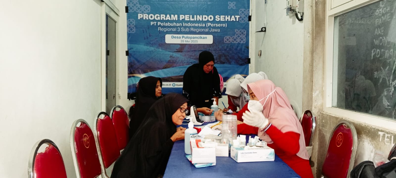 150 Warga Desa Pulopancikan Berobat di " Pelindo Sehat " Program TJSL