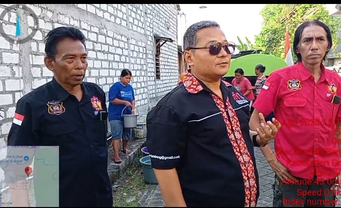 Luar Biasa !!! Madas Benjeng Salurkan Air Bersih Karena Air PDAM Tidak Mangalir