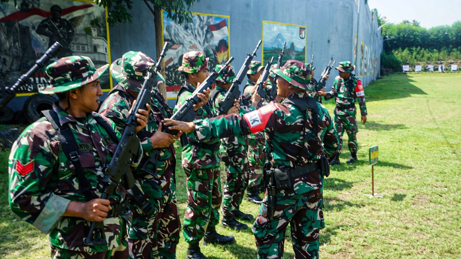 Prajurit Kodim 0817/Gresik Asah Kemampuan Melalui Latihan Menembak Senjata Ringan Semester II TA 2025