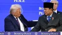 presiden-prabowo-subianto-berbincang-dengan-presiden-as-donald-trump-pada-pertemuan-dewan-perdamaian-selama-pertemuan-tahunan--1769133302522_169