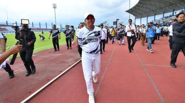 KDM Dorong Semangat Kebersamaan dan Pembenahan Stadion Arcamanik