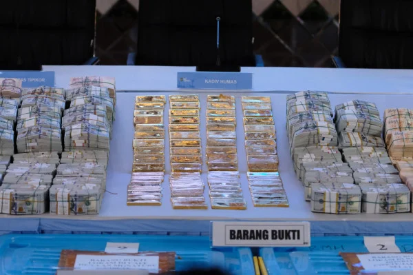 barbuk emas batangan dan uang