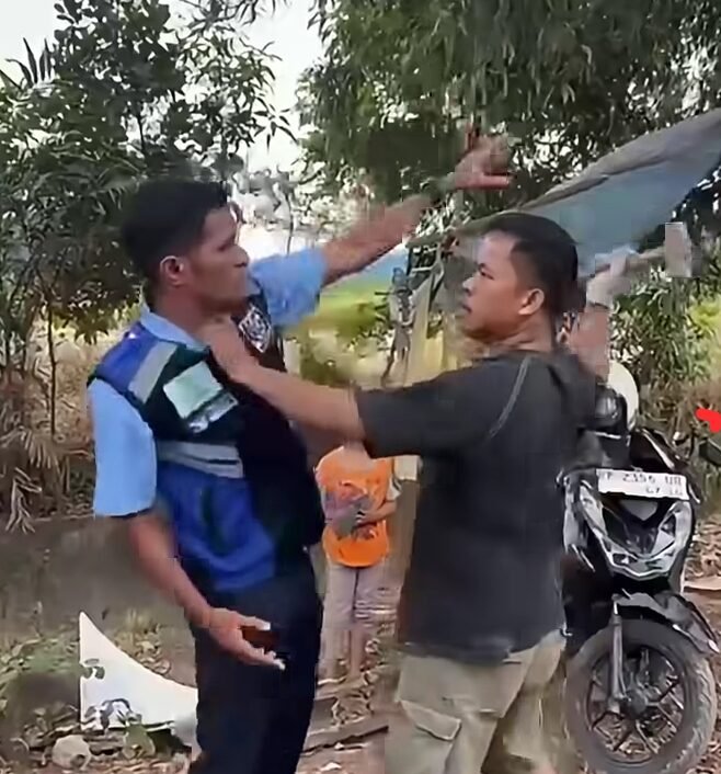 Viral Perkelahian di Kompleks Macadam Batam, Pria Berkaos Hitam dan Petugas Baku Hantam Hingga Masuk Parit