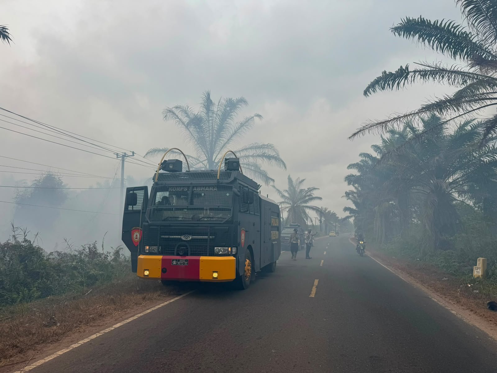 Polres Kotim Lakukan Pemadaman Karhutla di Jalan Cilik Riwut KM 12 (3)