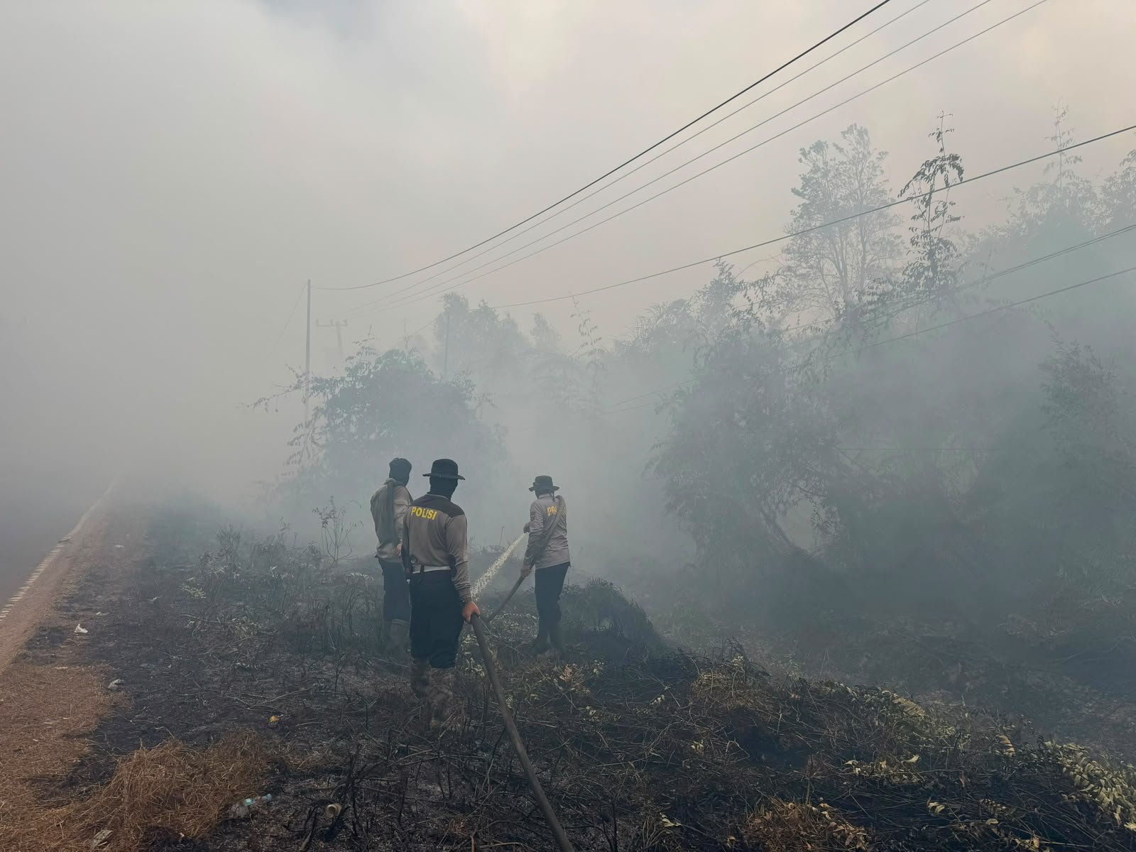 Polres Kotim Lakukan Pemadaman Karhutla di Jalan Cilik Riwut KM 12